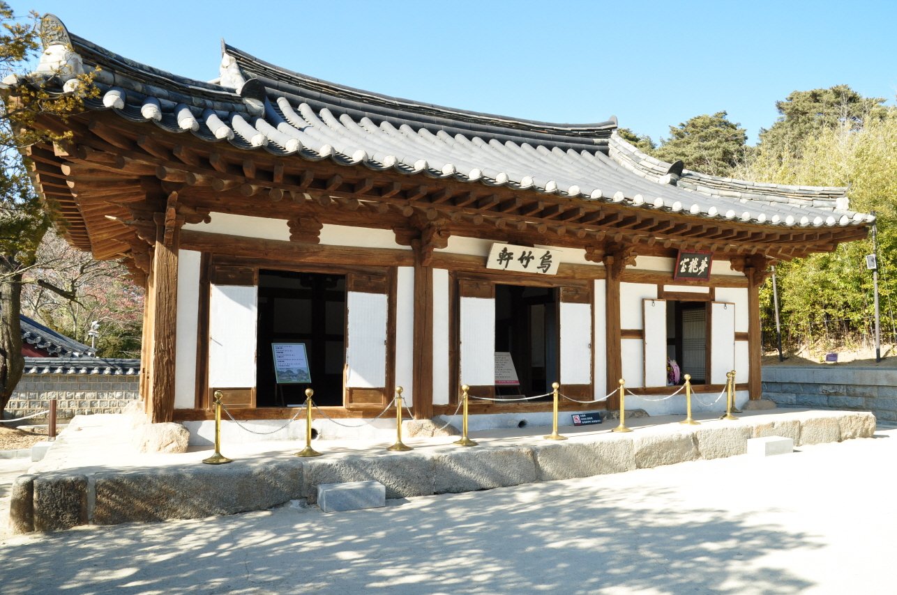 강릉 오죽헌 한옥 처마와 마당