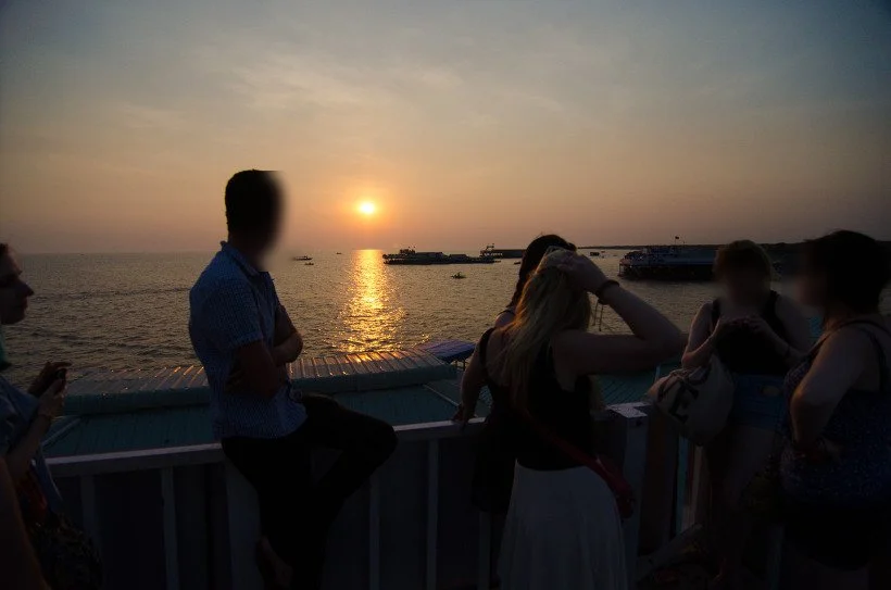 석양을 바라보는 사람들의 실루엣