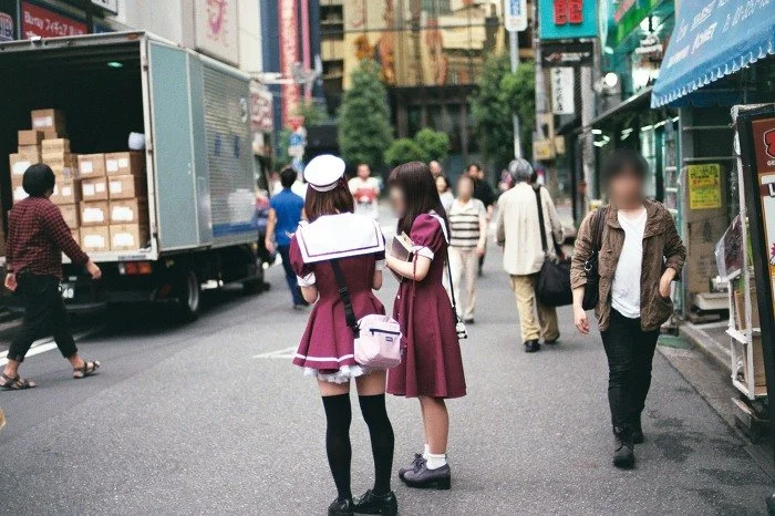 메이드 복장 여성들과 행인이 오가는 아키하바라 거리
