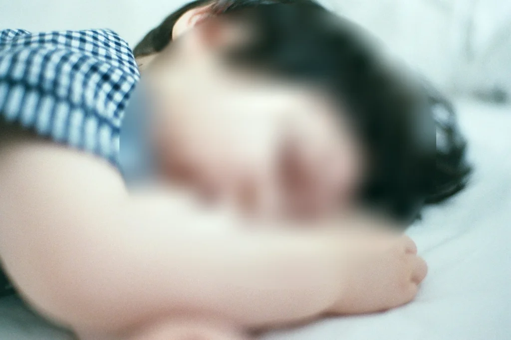 팔을 베고 곤히 잠든 아들