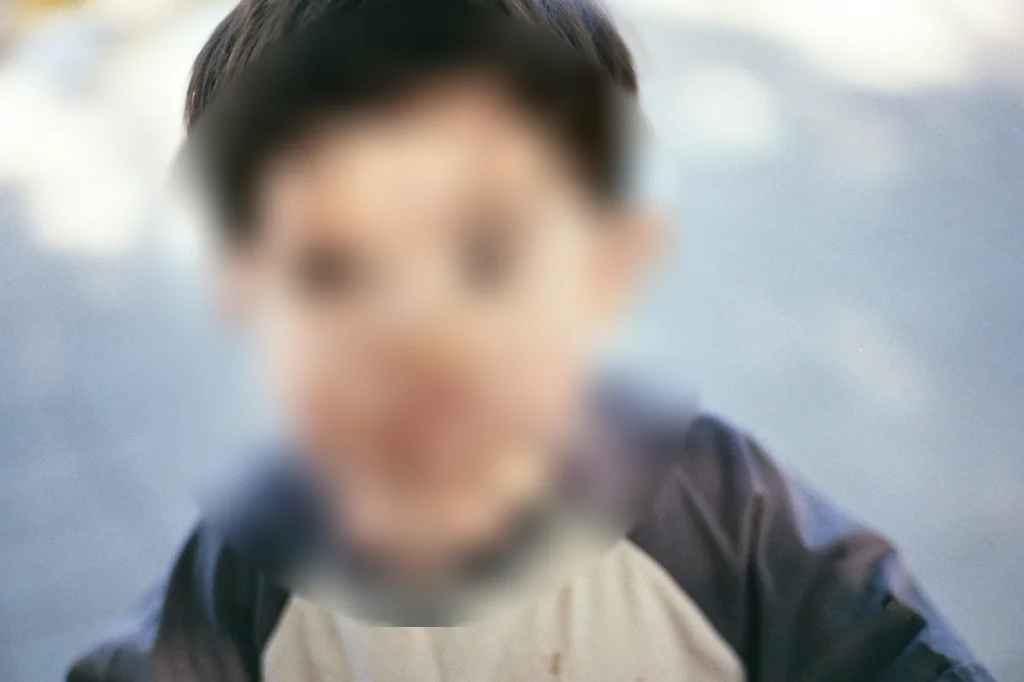 카메라를 바라보는 아들