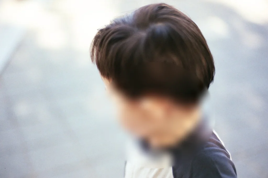 고개를 돌린 아들의 뒷머리