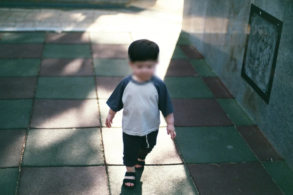 바둑판무늬 바닥을 걷는 아들
