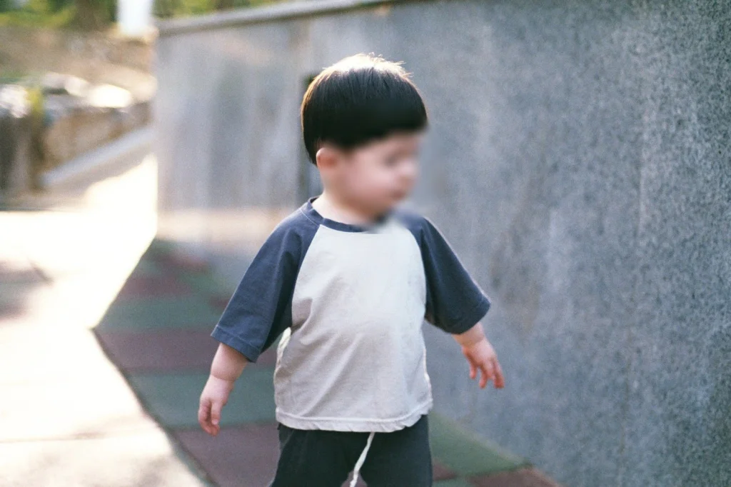 돌벽 앞에 선 아들