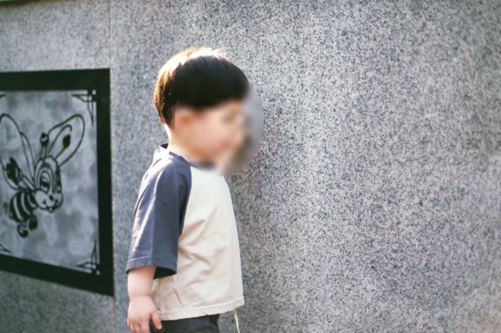 돌벽 앞에 선 아들