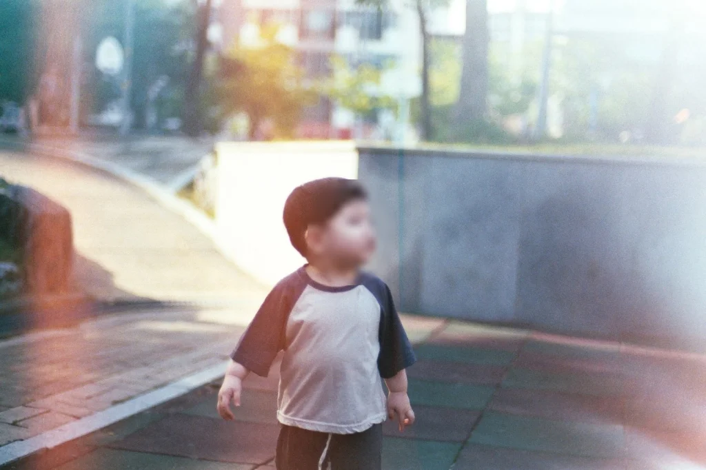 빛샘이 번진 필름 사진 속 아들