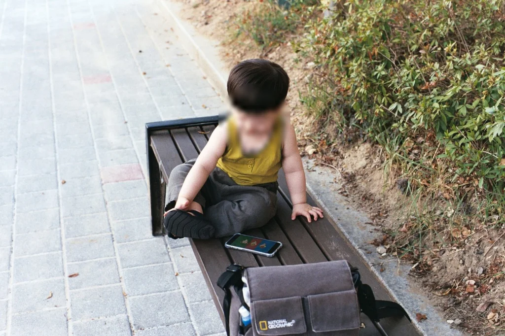 길가 벤치에 앉아 쉬는 아들