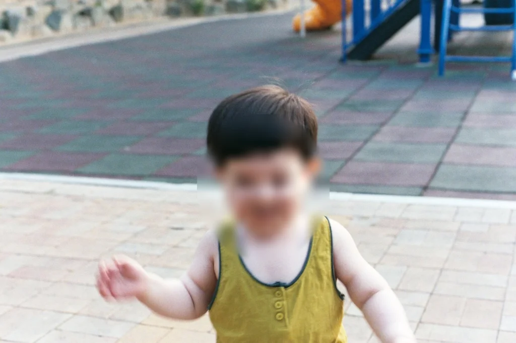 놀이터 바닥에서 웃는 아들