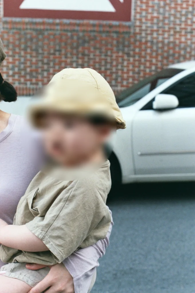 모자를 쓰고 안겨 있는 아들