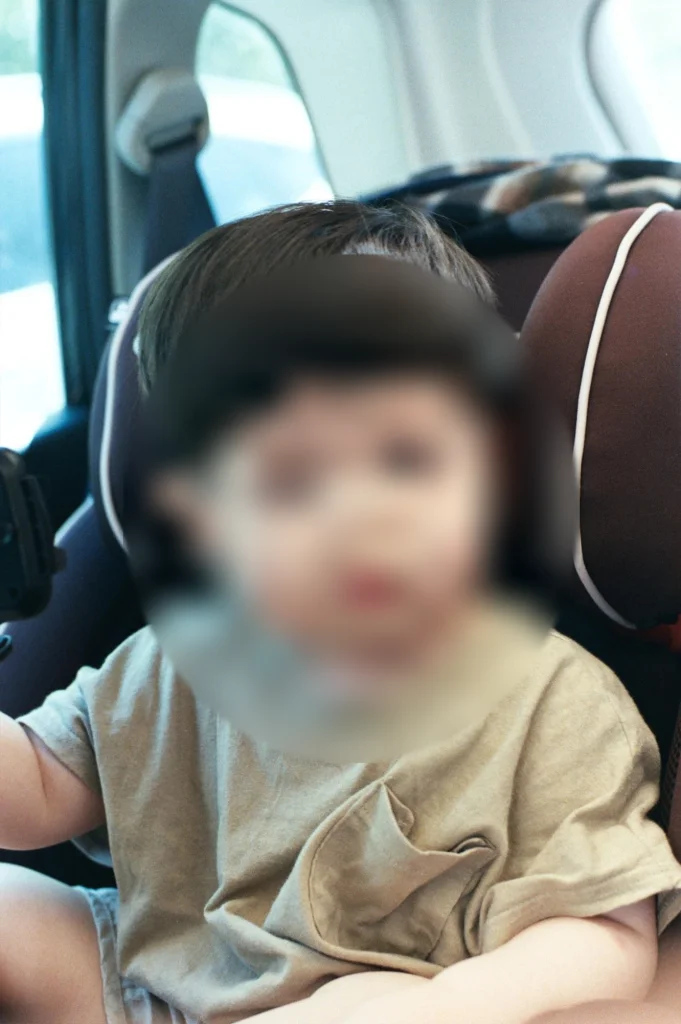 카시트에 앉은 아들