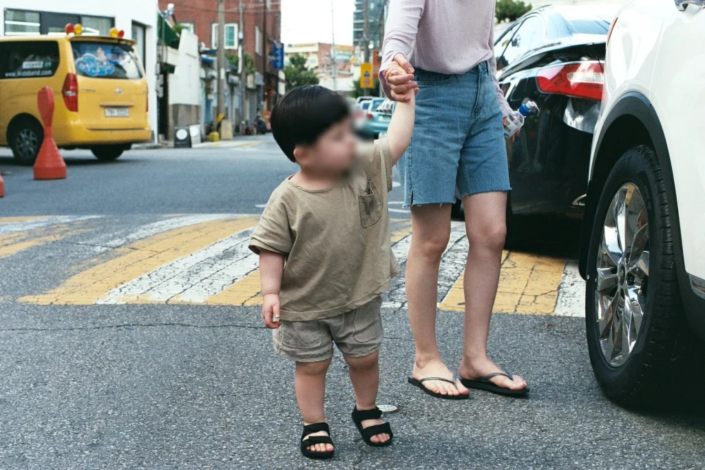 손을 잡고 횡단보도 앞에 선 아들