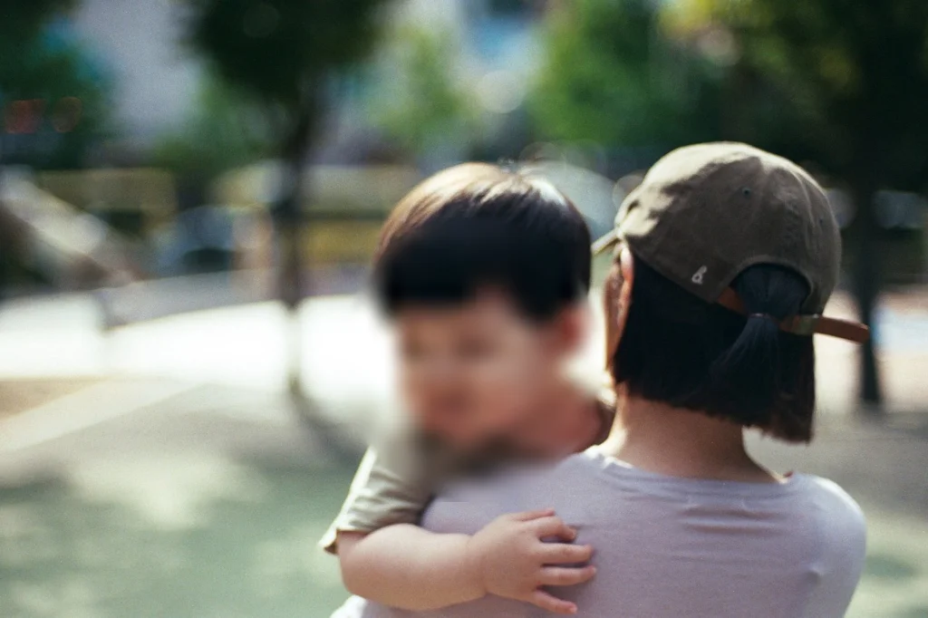 어깨에 안겨 웃는 아들