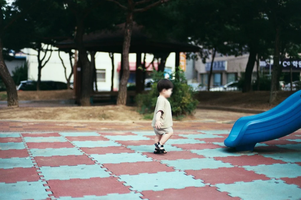 놀이터 한가운데 선 아들