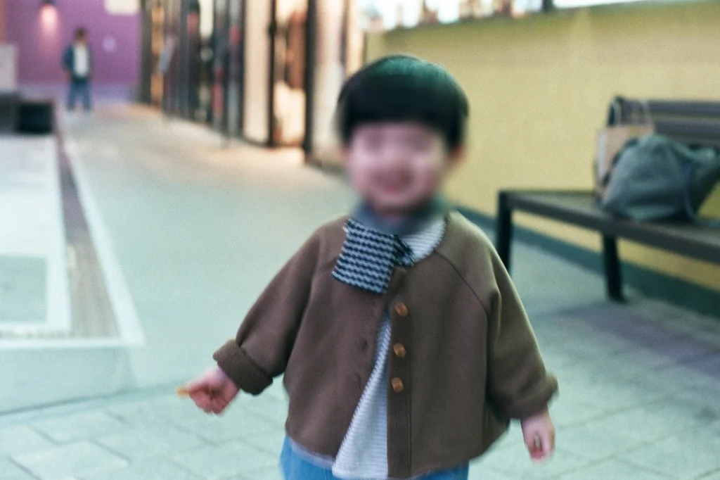 목도리를 두르고 걸어오며 웃는 아들