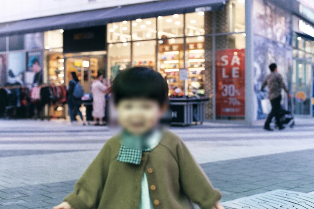 SALE 간판이 걸린 상점 앞의 아들