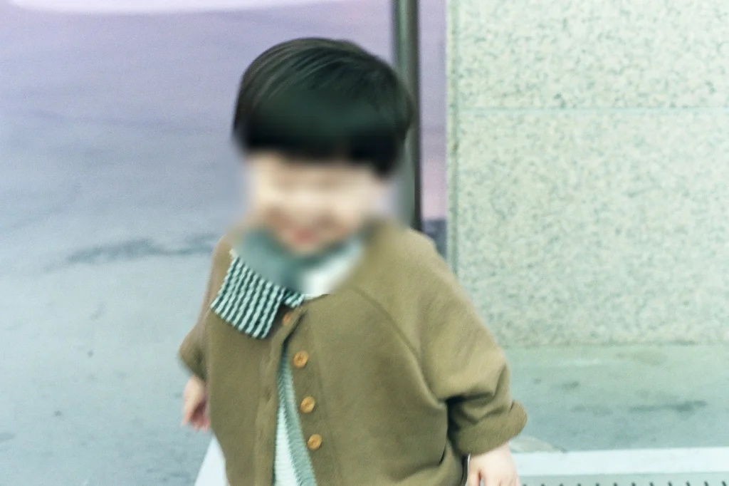 가까이서 흔들리게 찍힌 아들