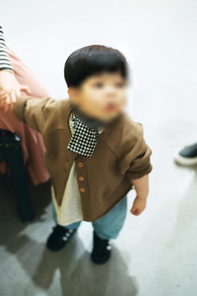 세로로 담은 걸음을 떼는 아들