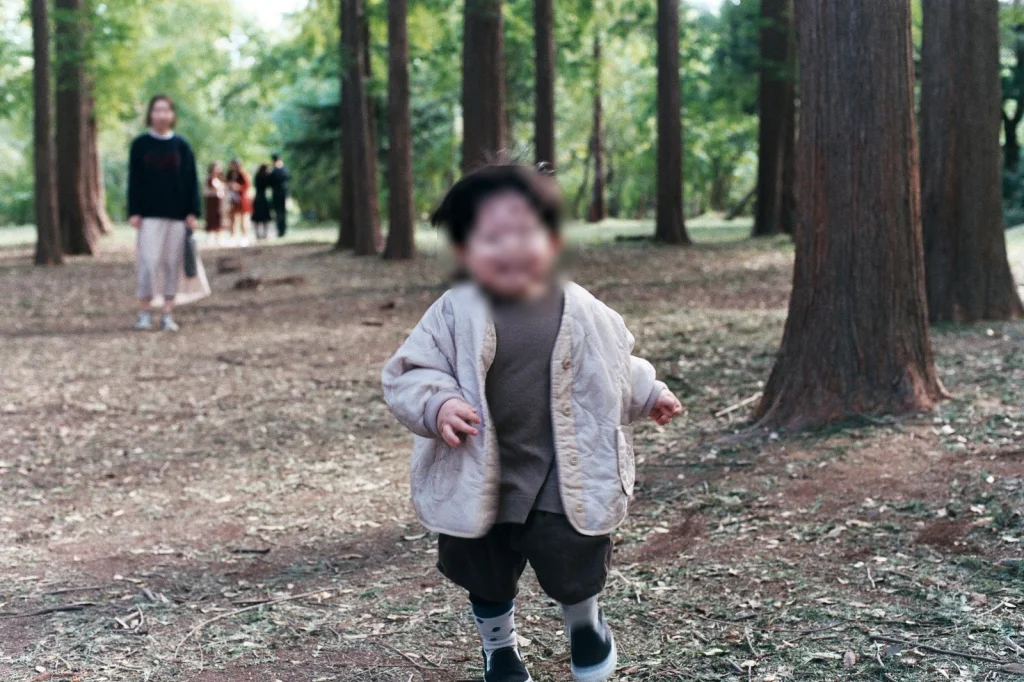 숲길을 달려오며 웃는 아들