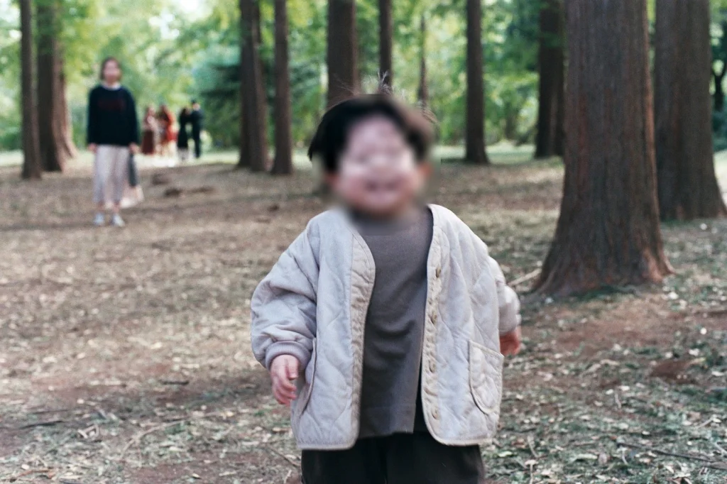 숲길을 달려오며 웃는 아들