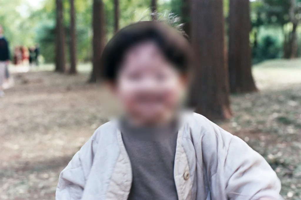 가까이서 담은 웃는 아들