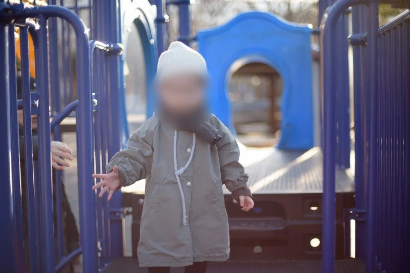 파란 놀이기구 위에 선 아들