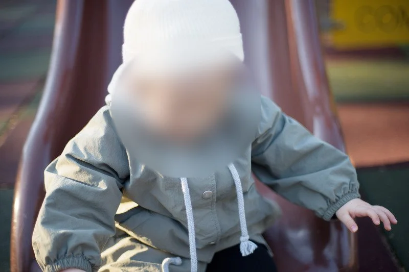 미끄럼틀 끝에서 아래를 보는 아들