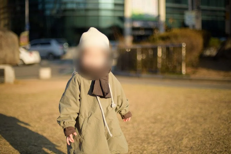 햇빛 아래 목도리에 턱을 묻은 아들