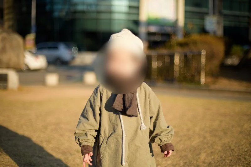 햇빛 아래 목도리에 턱을 묻은 아들