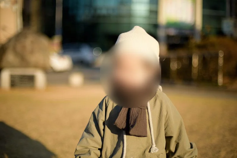 햇빛 아래 목도리에 턱을 묻은 아들