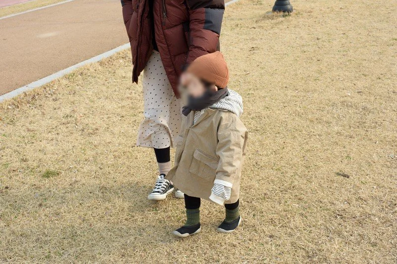 잔디밭에서 아내 곁에 선 아들