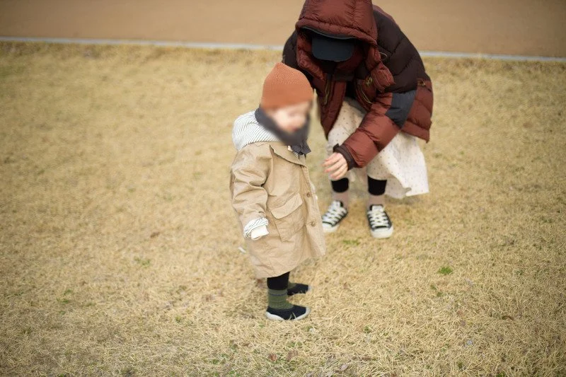 잔디밭에서 아내 곁에 선 아들