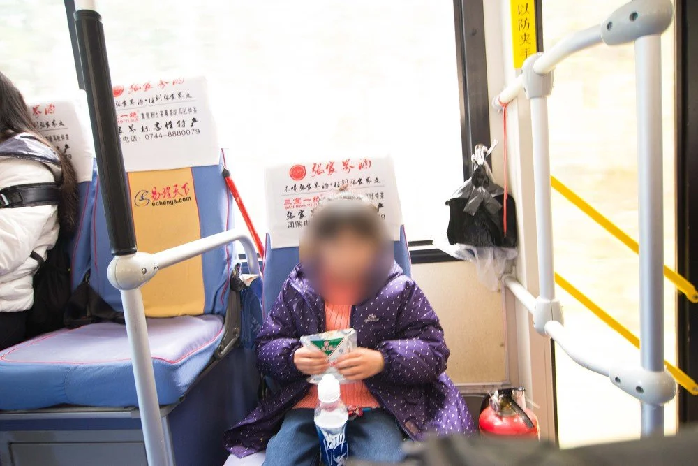 셔틀버스 좌석에 앉은 아이