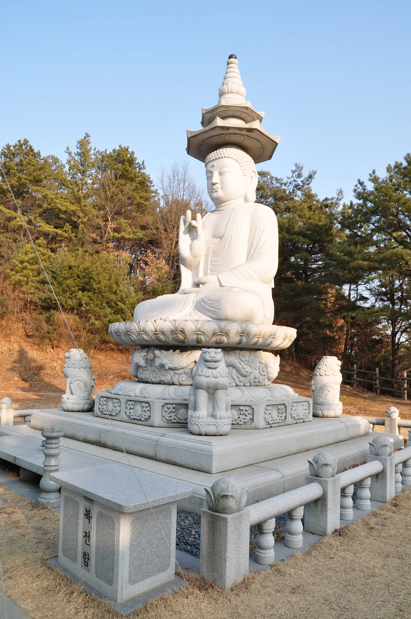 회룡포 전망대로 오르는 길목의 큰 불상