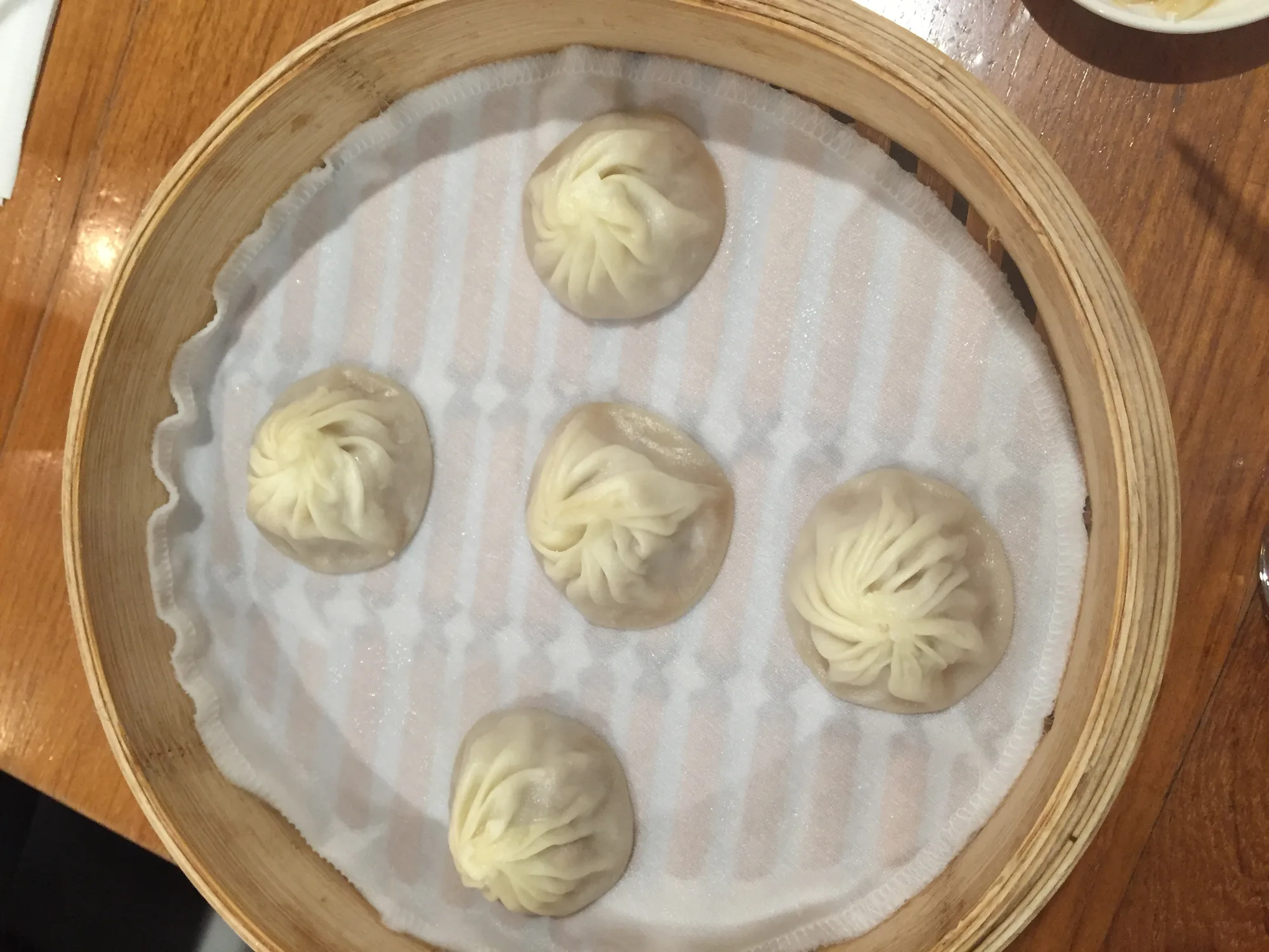대나무 찜기에 담긴 샤오롱바오