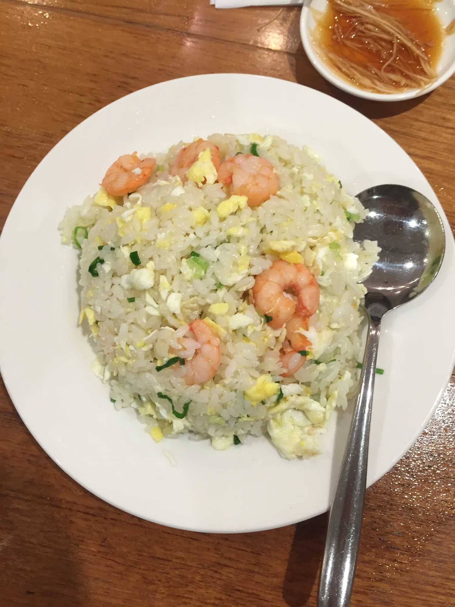새우와 달걀이 올라간 볶음밥