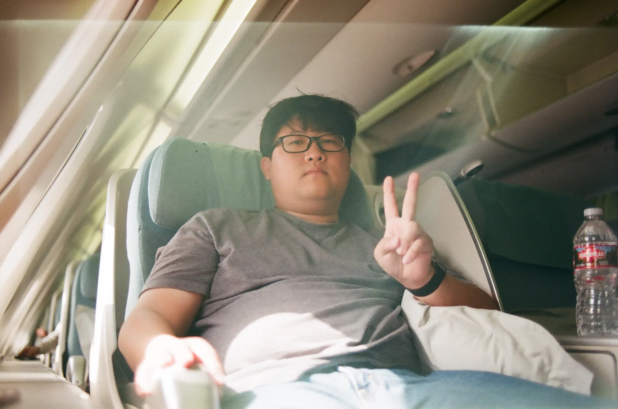 비행기 좌석에서 브이 자를 그린 모습