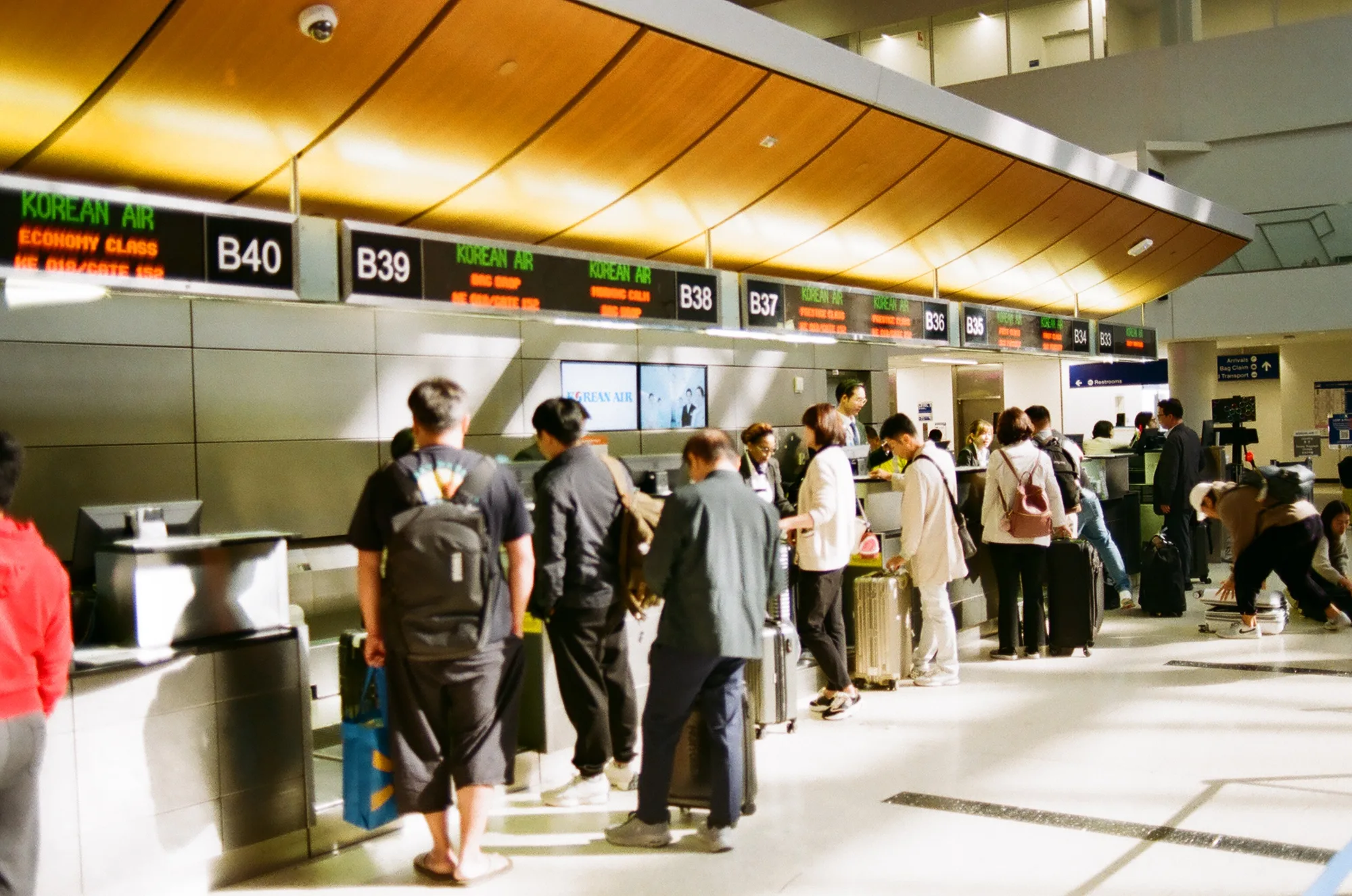 공항 입국 심사대 앞에 줄지어 선 사람들