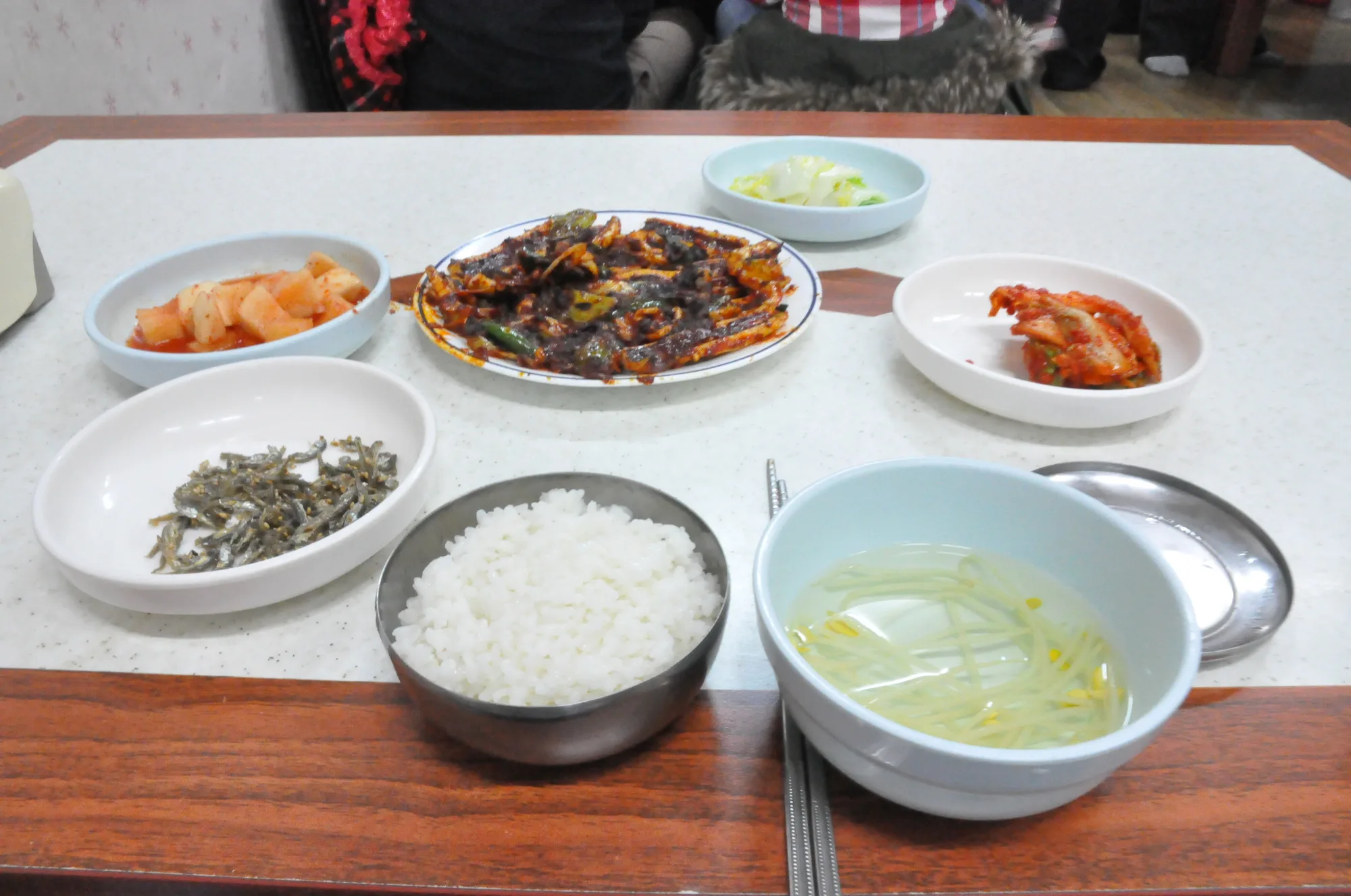 용궁시장 인근 식당에서 받은 백반 상차림