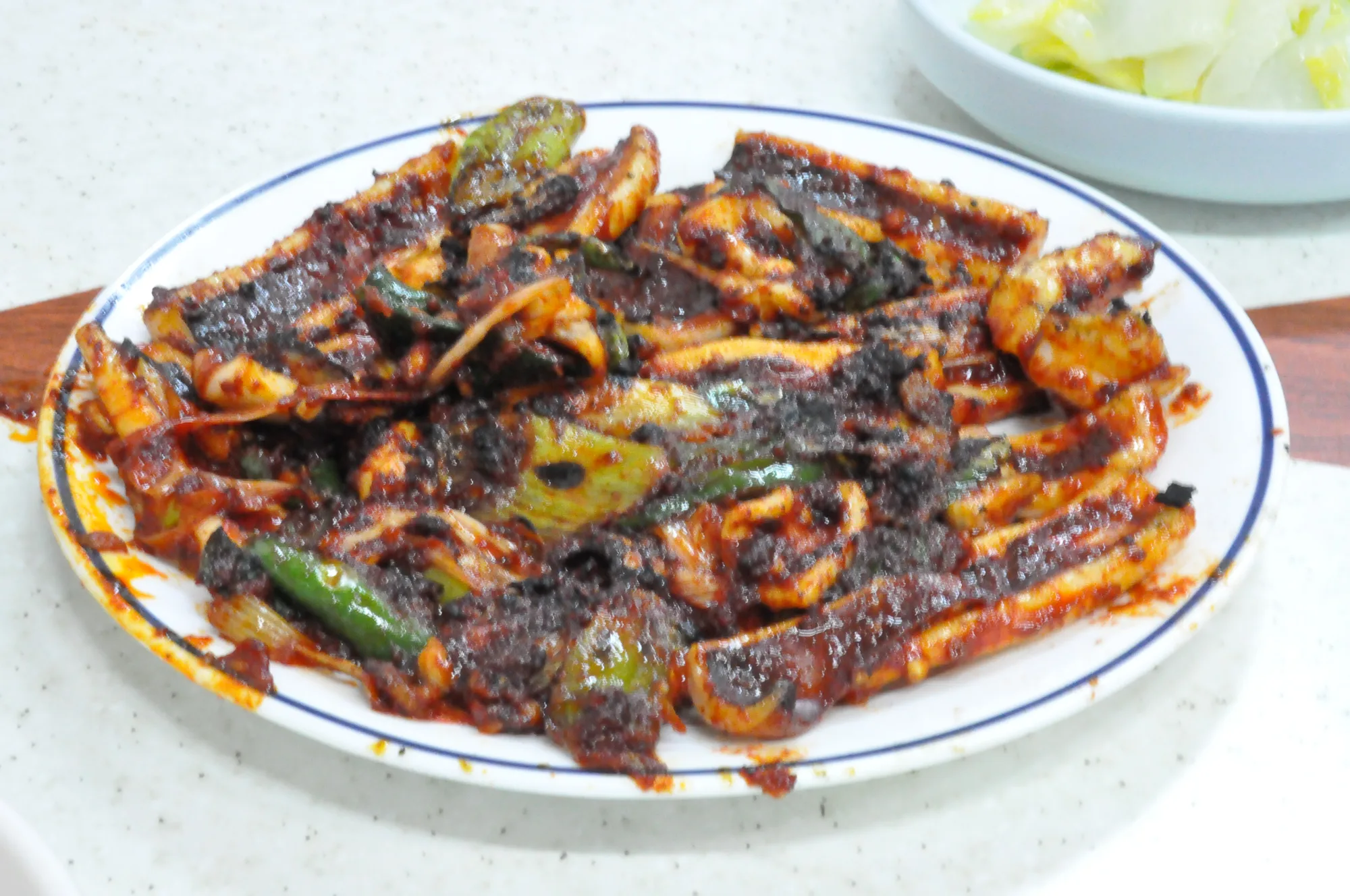 매콤하게 볶아낸 메인 요리 클로즈업