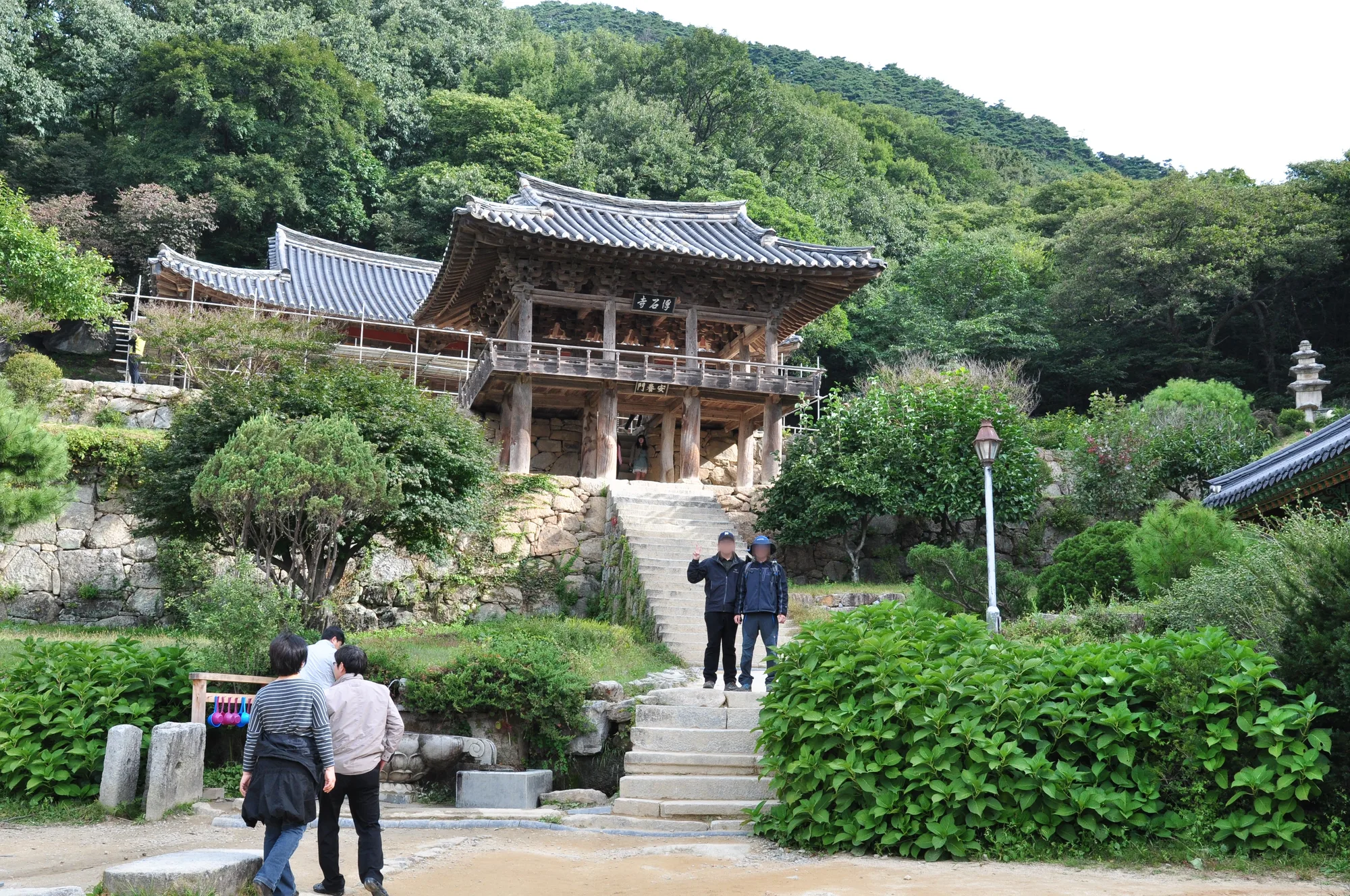 안양루 계단을 내려오는 동행과