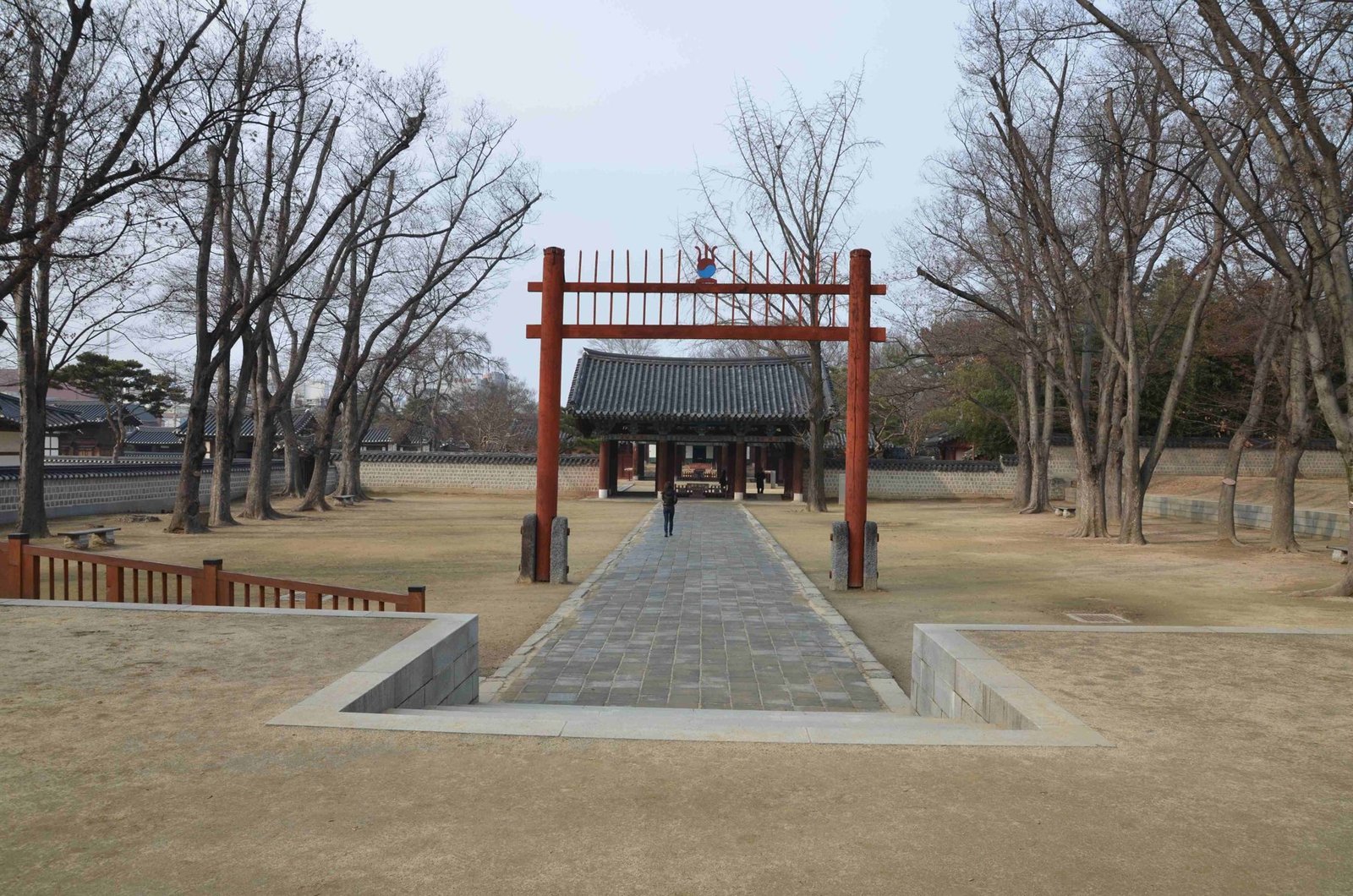 동물원 옆 광장의 종 모양 조형물