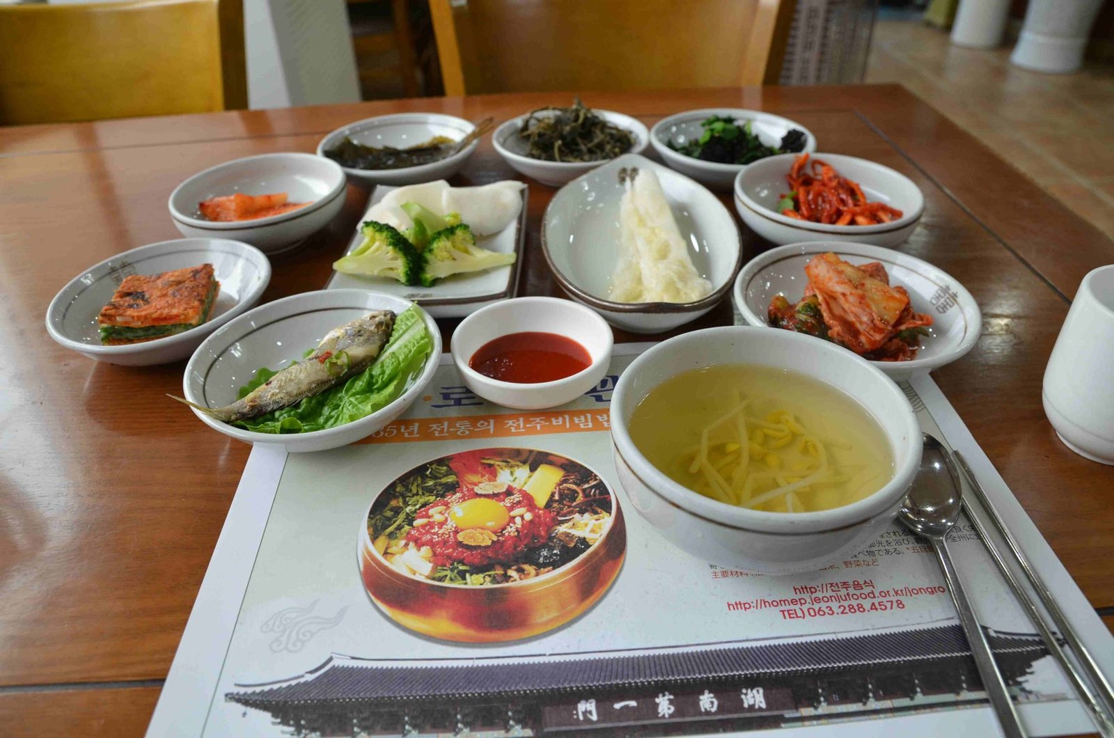 반찬 여러 그릇이 나온 저녁상