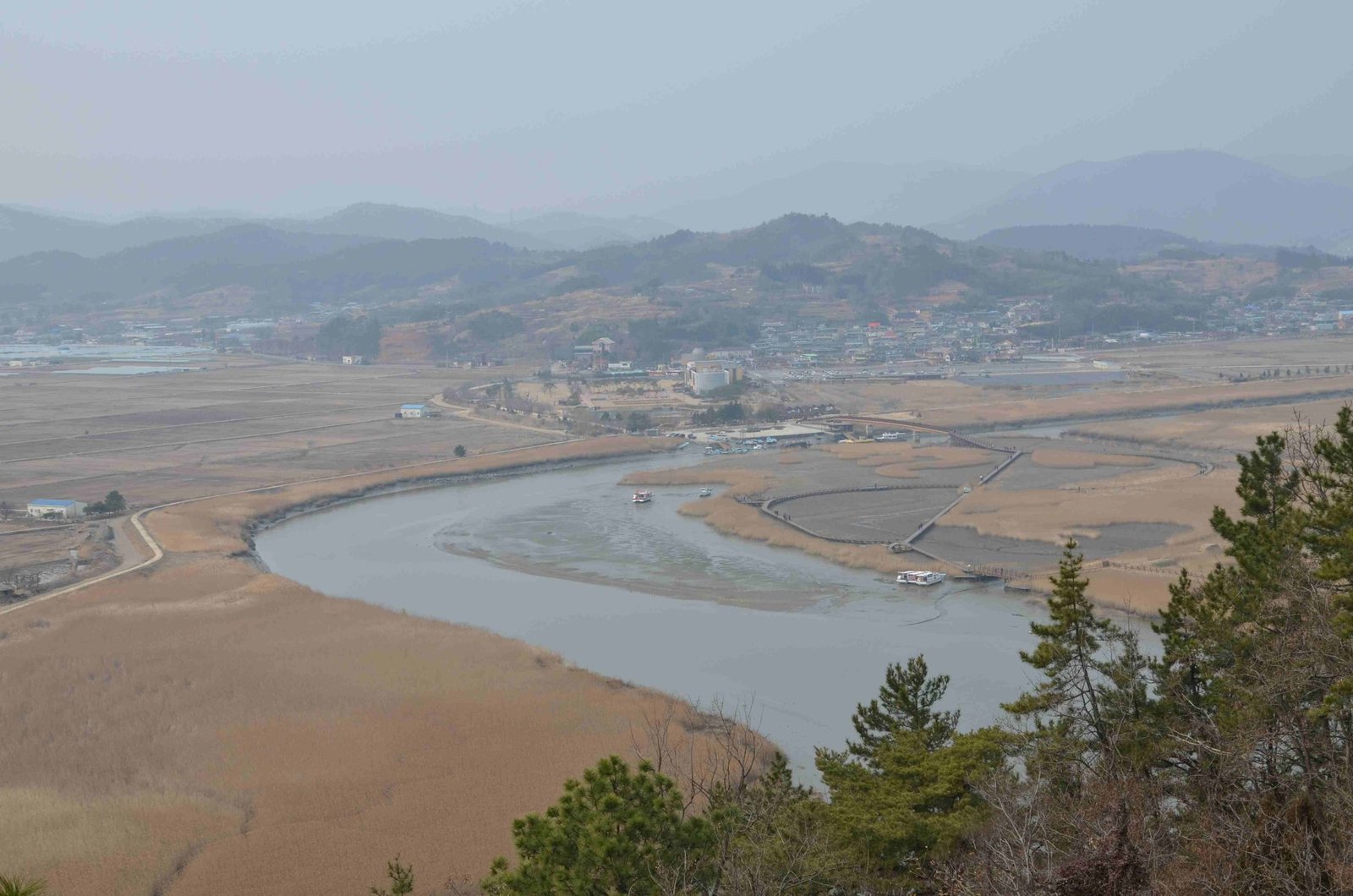 S자로 굽이치는 강줄기