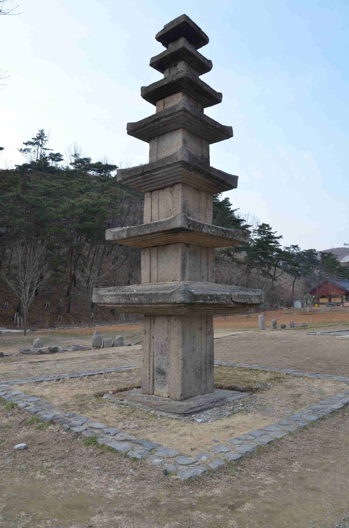 돌판을 층층이 쌓은 탑