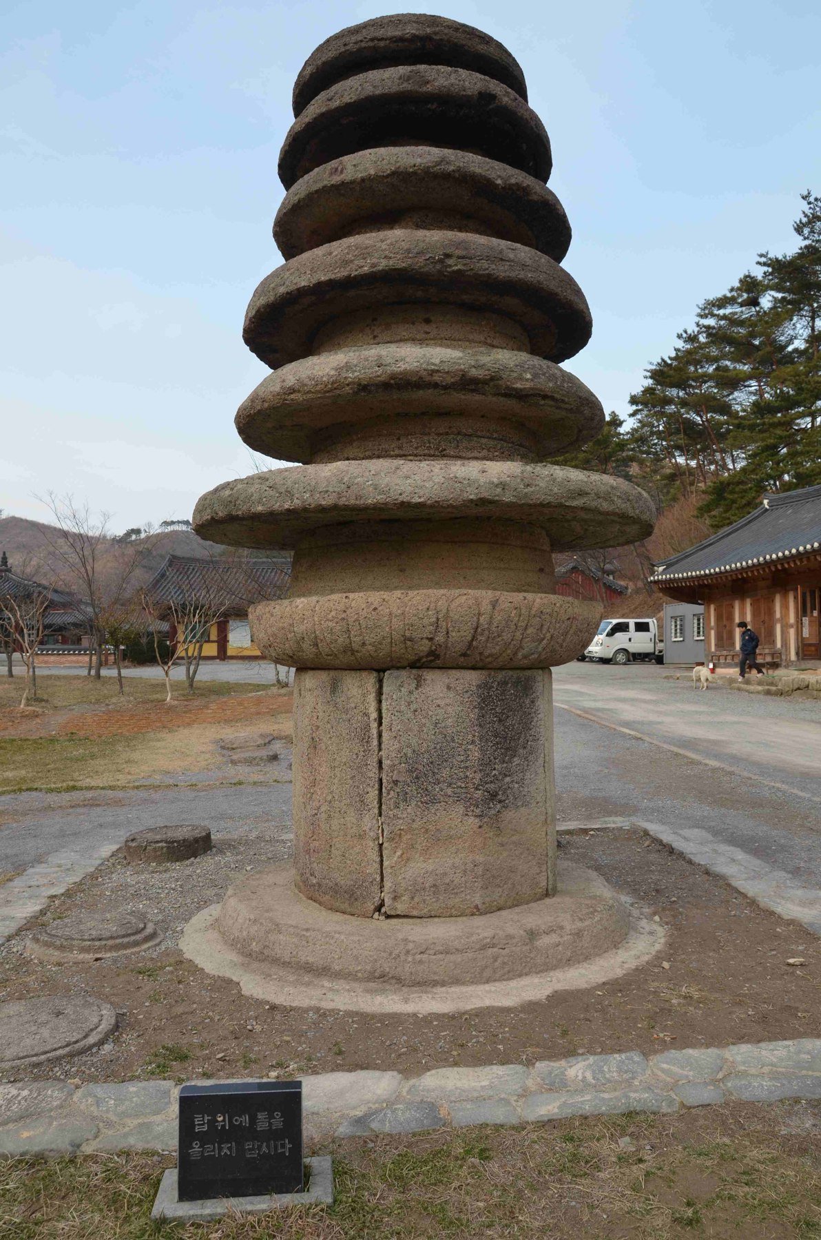 지붕돌이 겹겹인 석탑