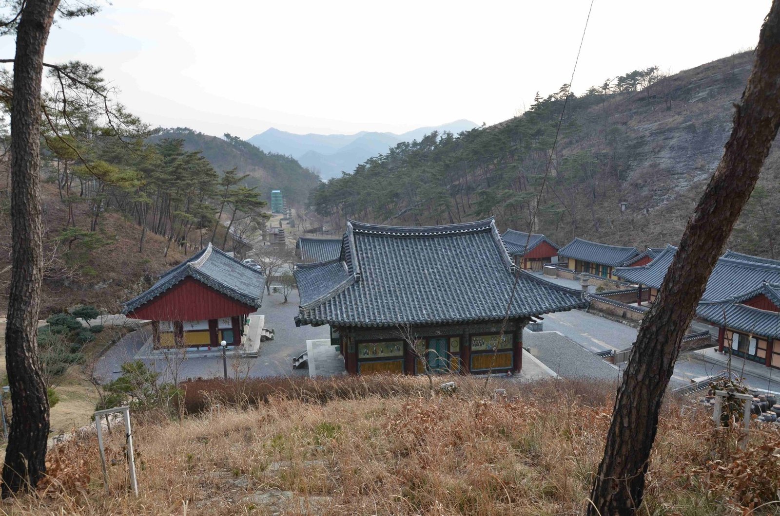산자락 아래 절 마당