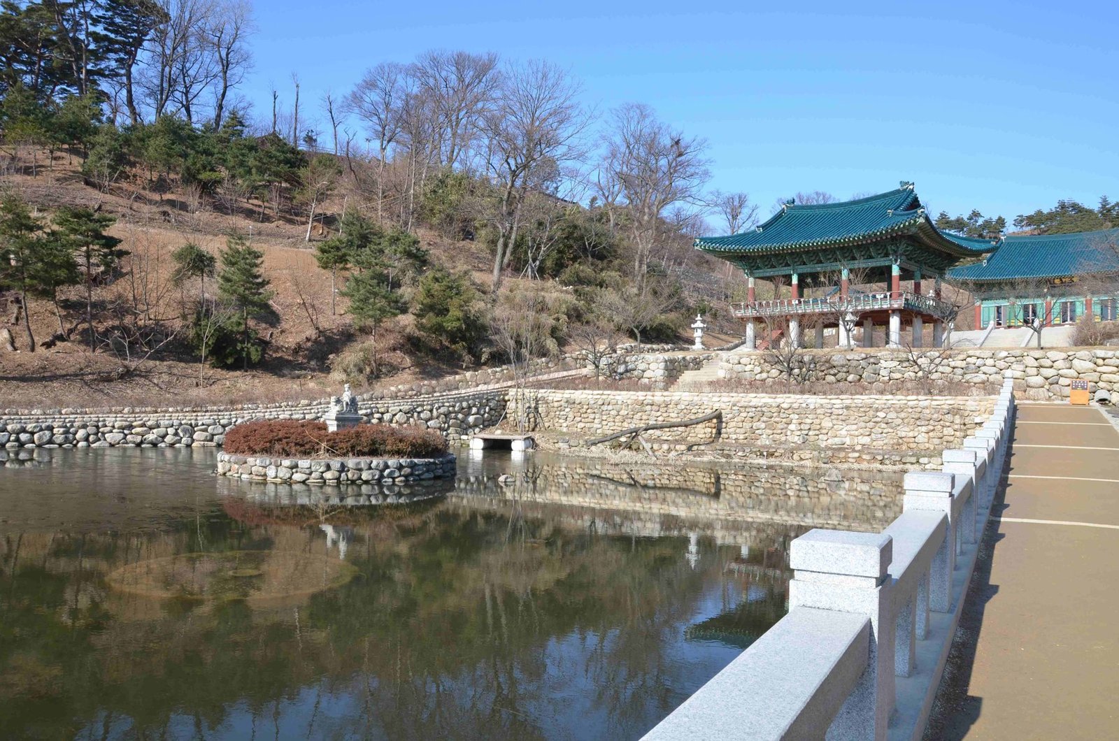 연못에 비친 절 건물