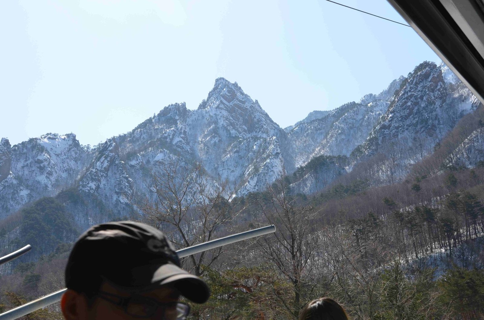 케이블카 창밖 눈 덮인 산봉우리