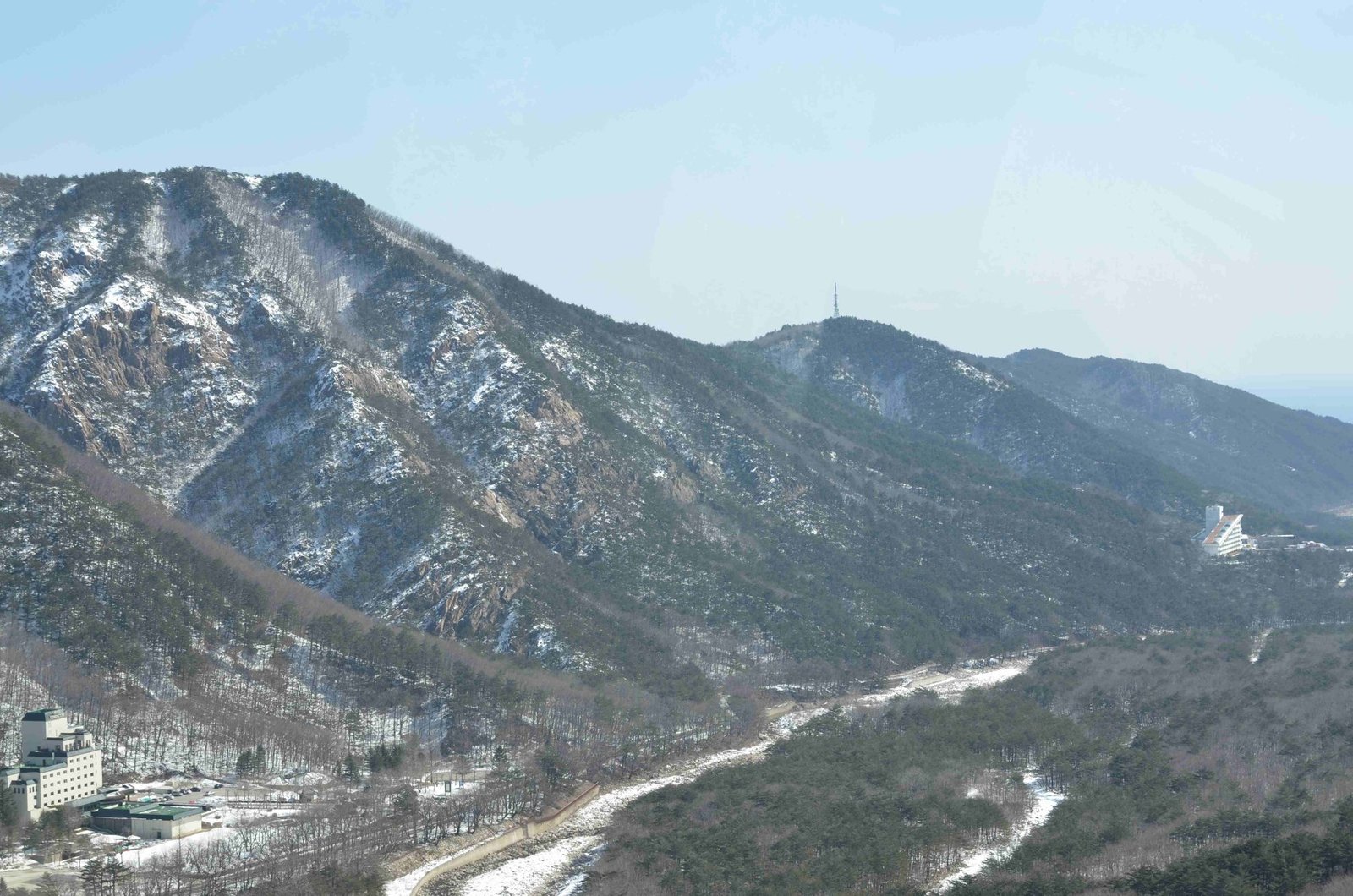 정상 부근에서 내려다본 골짜기