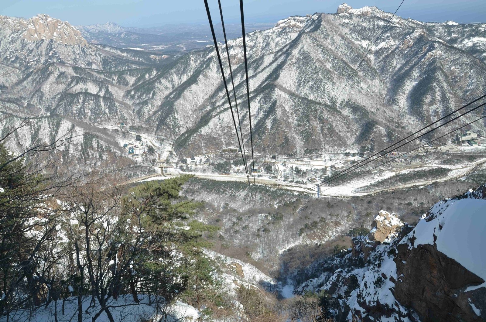 산 사이로 뻗은 케이블카 줄